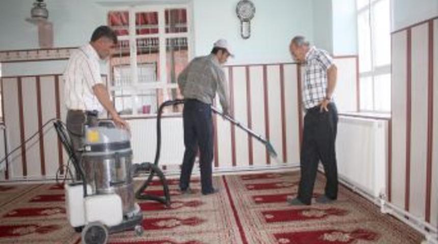 Şuhut'ta Ramazan &ouml;ncesi camilerde temizlik &ccedil;alışması başlatıldı
