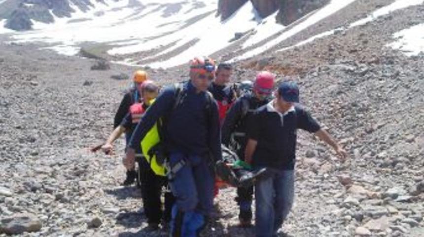 Dağcılık eğitimi alan sağlık&ccedil;ılar tatbikat yaptı