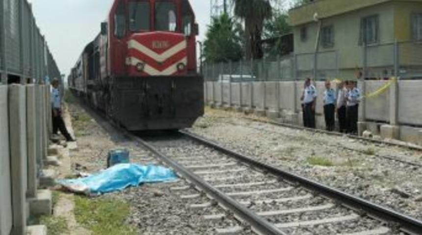 Karşıdan karşıya ya ge&ccedil;erken tren &ccedil;arptı