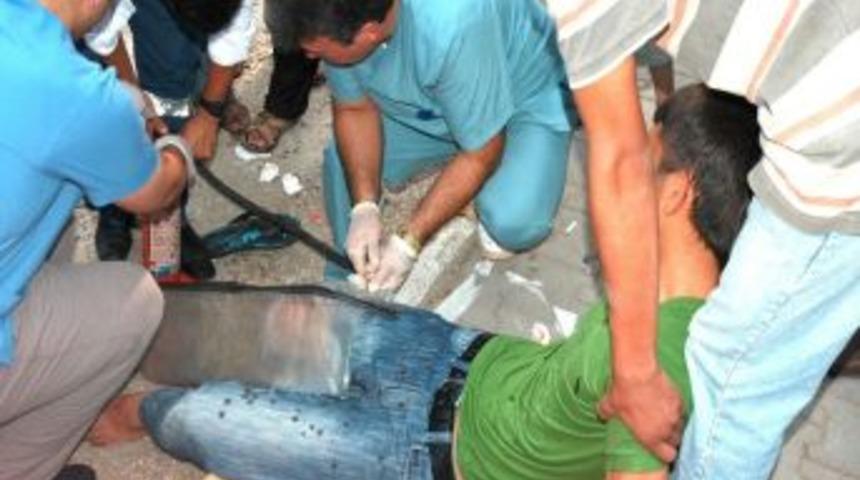 Otomobil ile motosiklet kafa kafaya &ccedil;arpıştı