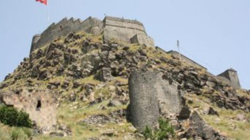 431 yıllık Kars Kale'sinin dış bur&ccedil;ları yıkılıyor