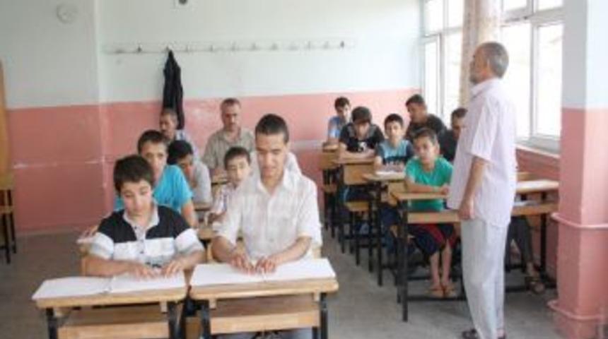 Kur&rsquo;an okuma azmi engel tanımıyor.