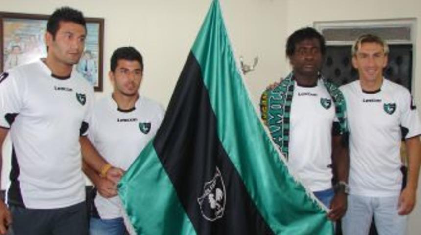 Denizlispor d&ouml;rt futbolcuyla daha s&ouml;zleşme imzaladı