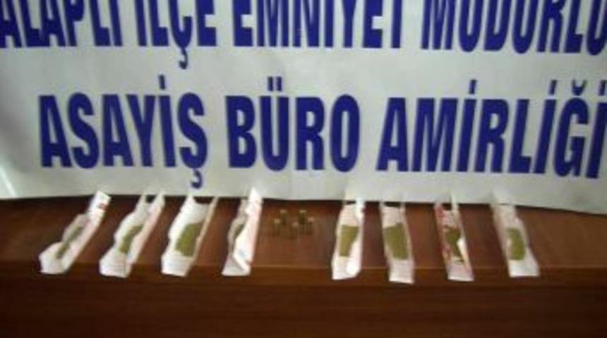 Toz esrarı iç çamaşırına gizlemiş