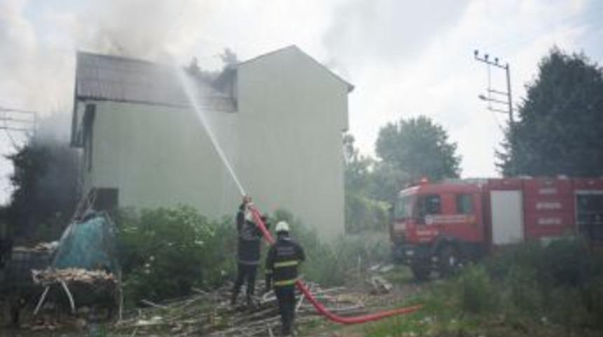 Çatı katı yandı, ev sahipleri sinir krizi geçirdi