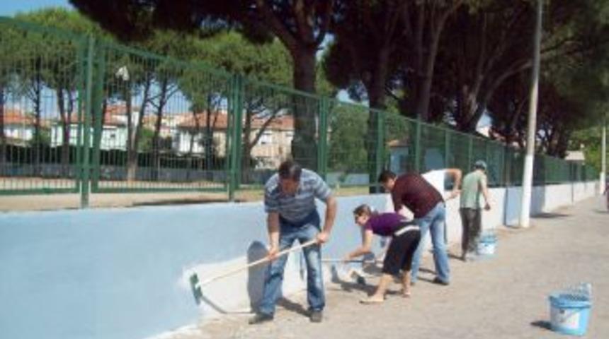 &Ouml;ğretmenler 40 derece sıcakta okulun duvarlarını boyadı