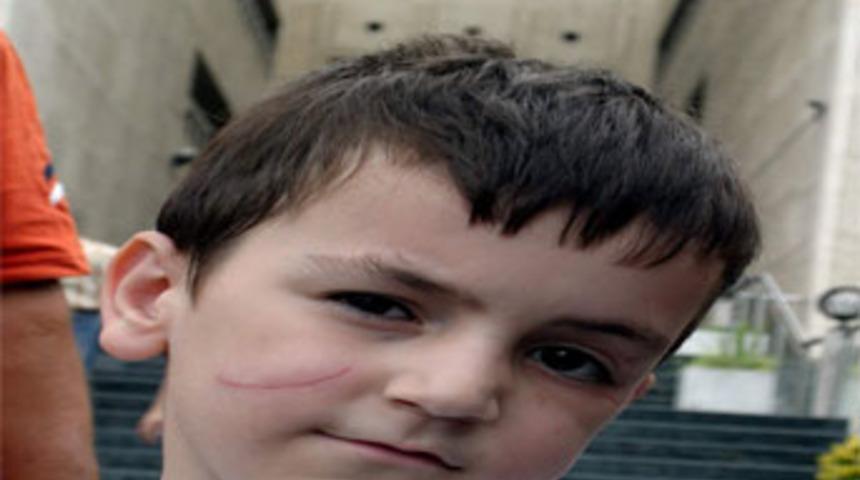 Annesinin katiliyle y&uuml;zleşti