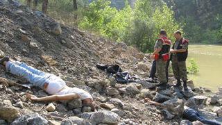 Otomobil nehre uçtu; 2 ölü