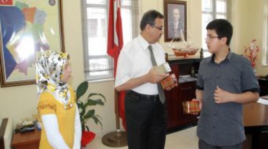 Kaymakam başarılı &ouml;ğrencilere &ouml;d&uuml;llendirdi