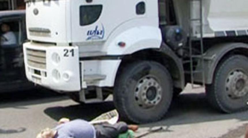 Kamyon yaşlı adamı b&ouml;yle ezdi