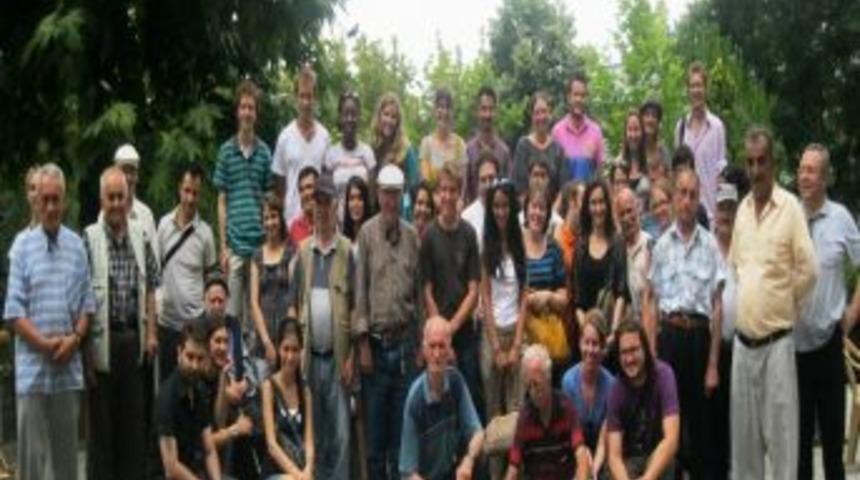 Amerikalı gen&ccedil;ler, huzurevini ziyaret etti