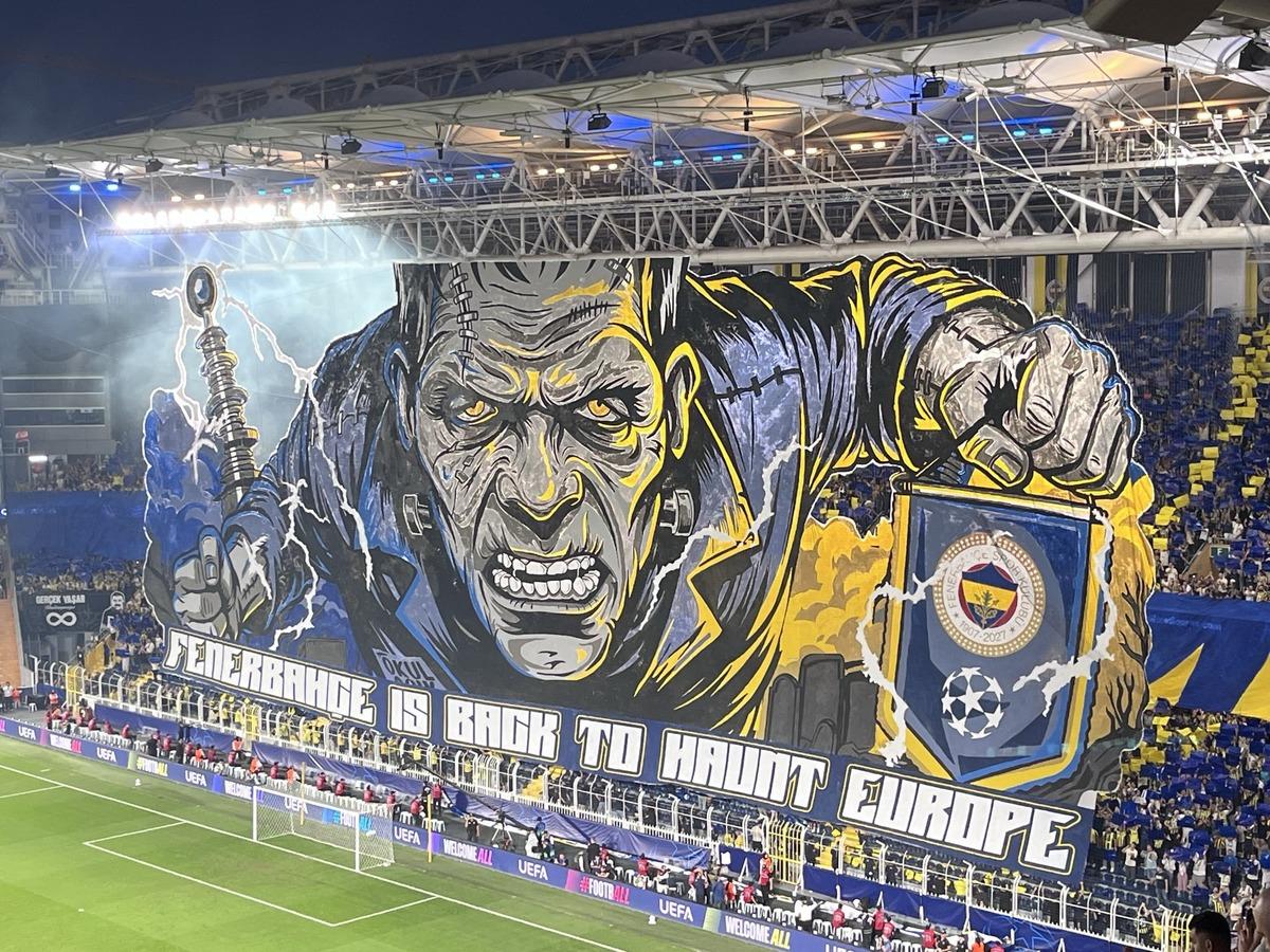 Fenerbah&ccedil;e trib&uuml;nlerinden Roma ma&ccedil;ında muhteşem koreografi! "Avrupa da ava geri d&ouml;nd&uuml;" 1
