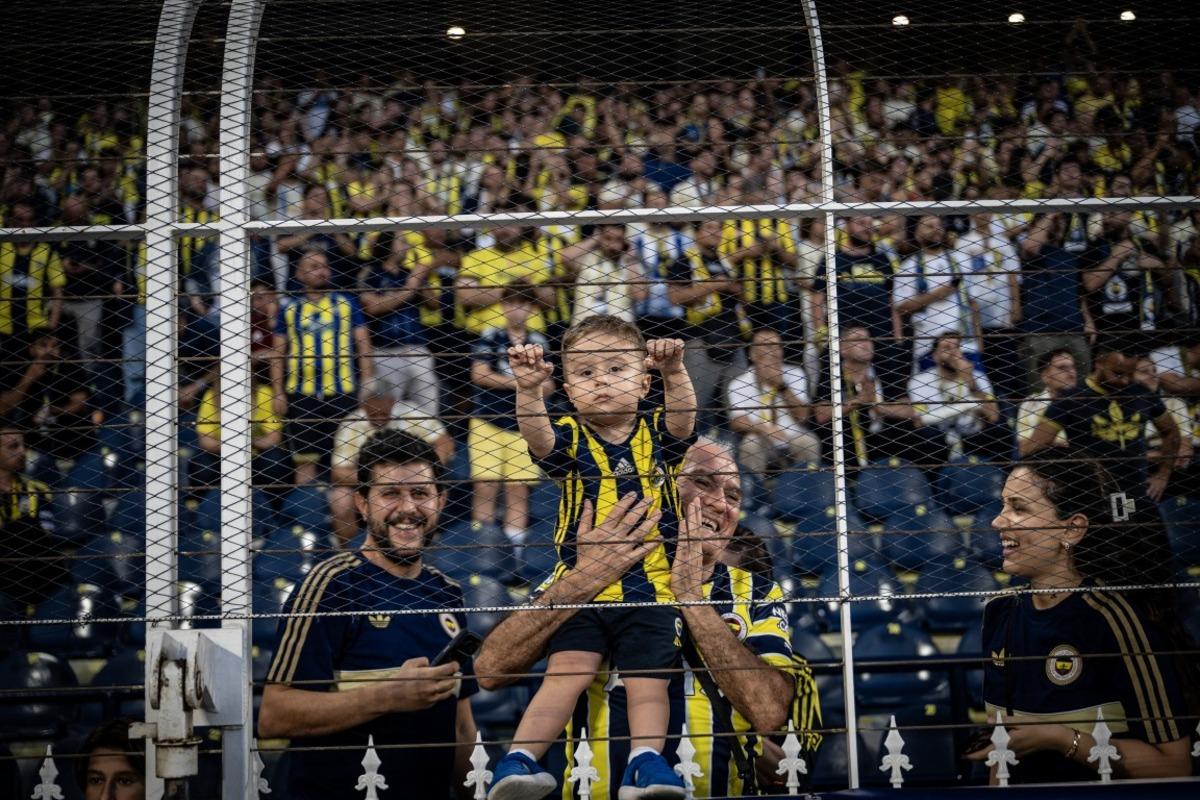 Fenerbah&ccedil;e trib&uuml;nlerinden Roma ma&ccedil;ında muhteşem koreografi! "Avrupa da ava geri d&ouml;nd&uuml;" 2