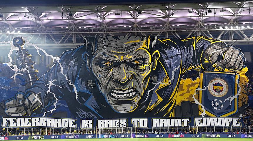 Fenerbah&ccedil;e trib&uuml;nlerinden Roma ma&ccedil;ında muhteşem koreografi! "Avrupa'da ava geri d&ouml;nd&uuml;"