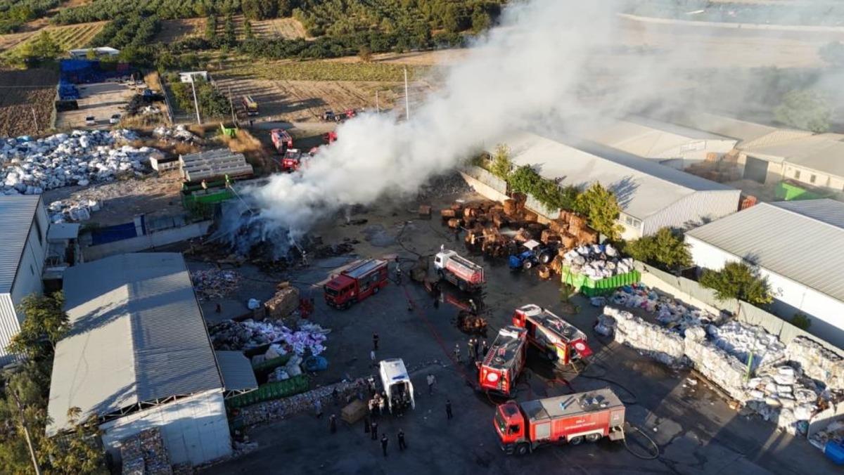 Bursa&rsquo;da geri d&ouml;n&uuml;ş&uuml;m deposunda korkutan yangın 1