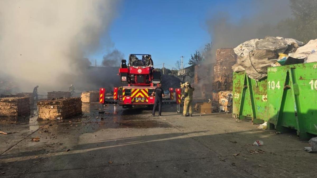 Bursa&rsquo;da geri d&ouml;n&uuml;ş&uuml;m deposunda korkutan yangın 3