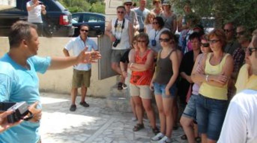 Turistler k&ouml;y turlarında abdest ve namazı uygulamalı &ouml;ğreniyor