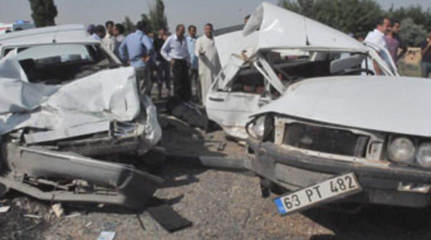 Otomobiller &ccedil;arpıştı: 2 &ouml;l&uuml;