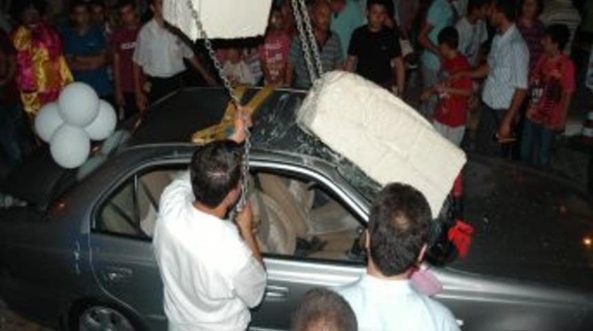 Dondurma otomobili kaldıramadı, tavanını &ccedil;&ouml;kertti