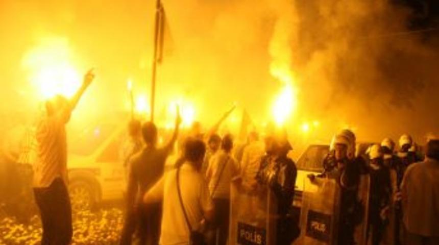 Ter&ouml;rist saldırıyı protesto edip şehitliğe y&uuml;r&uuml;d&uuml;ler