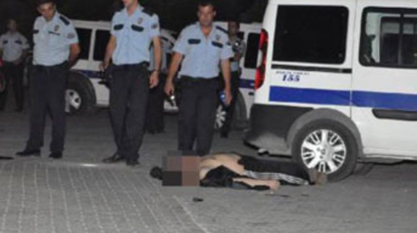 Polise silahla saldırdı, vurularak &ouml;ld&uuml;