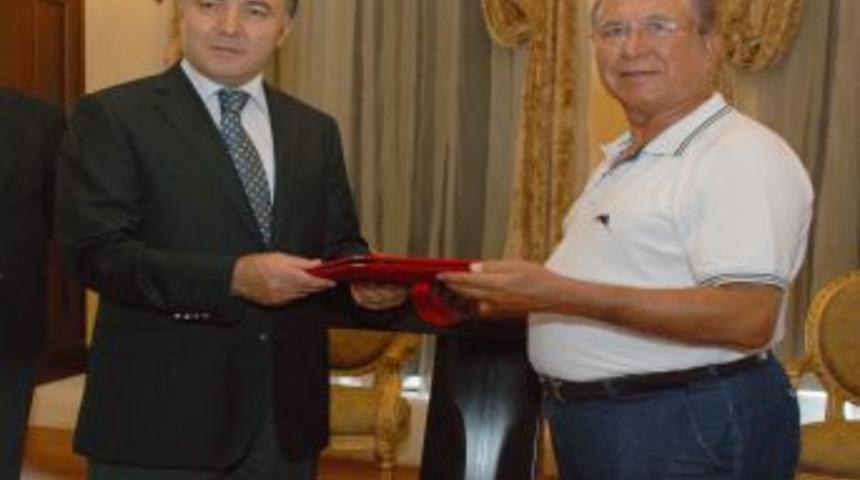 Eşine evlilik yıl d&ouml;n&uuml;m&uuml; hediyesi olarak okul yaptırıyor