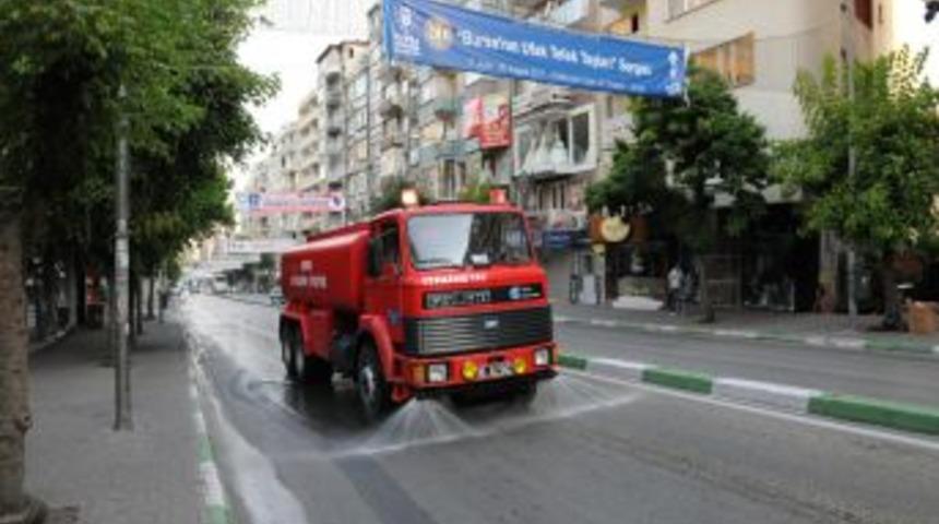 Bursa'da itfaiye yolları yıkamaya başladı