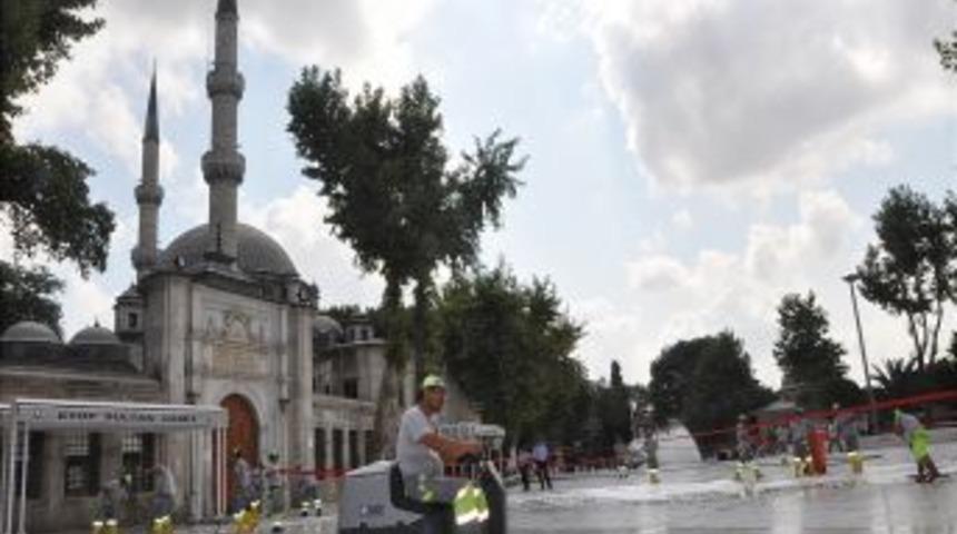 Eyüp Sultan Meydanı gül suyu ile yıkanıyor