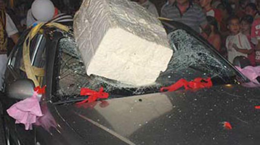 Dev dondurma otomobili ezdi