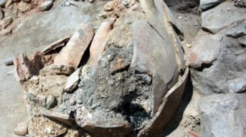 Seyitömer höyüğü kazılarında 4 bin yıllık kılıç bulundu