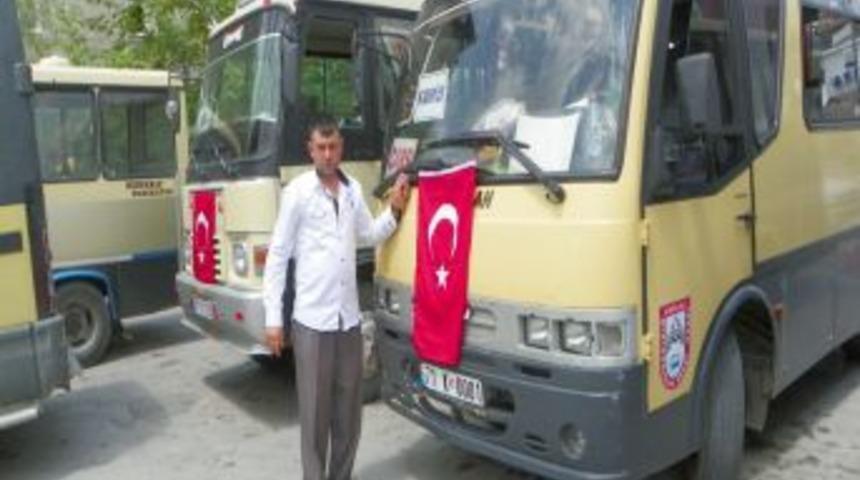 Ter&ouml;re karşı T&uuml;rk bayraklarıyla tepki g&ouml;steriyorlar