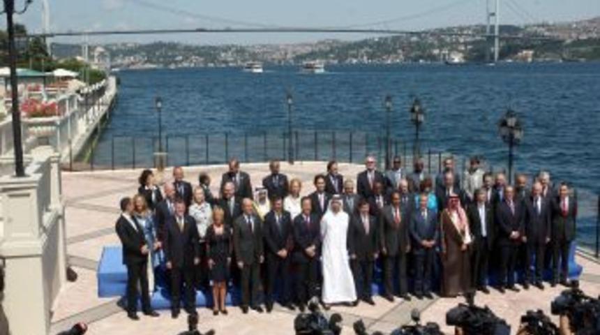 Libya Temas Grubu &uuml;yeleri aile fotoğrafı &ccedil;ektirdi