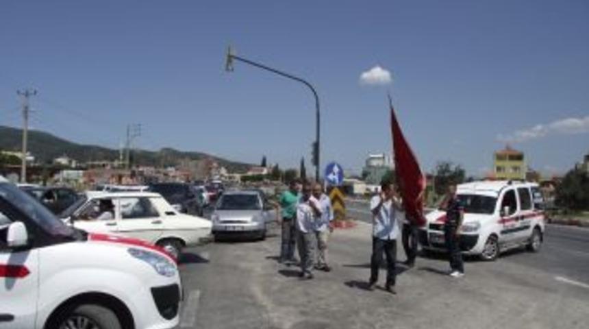 Dolmuş&ccedil;ular ter&ouml;r saldırısına yol kapatarak tepki g&ouml;sterdi