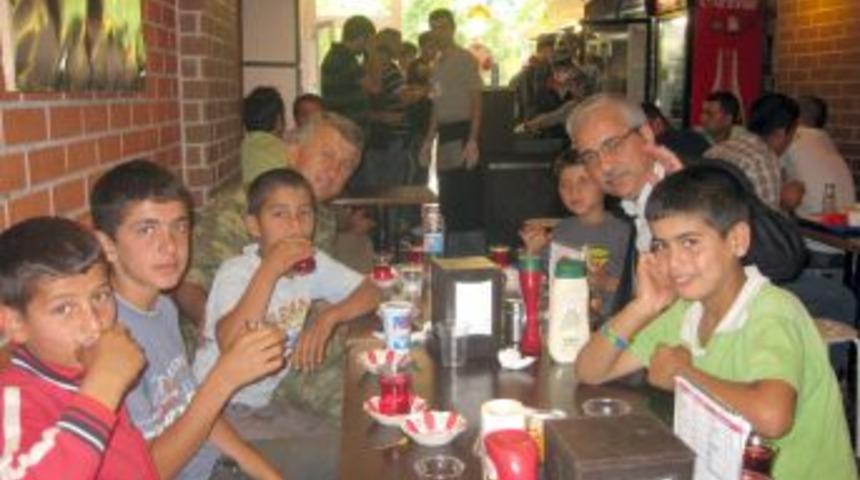 Vali G&uuml;ven&ccedil;er, yemek ısmarladığı &ccedil;ocuklardan boyacılık yapmamalarını istedi