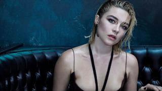 Florence Pugh derin dekolteli kombiniyle dikkat çekti