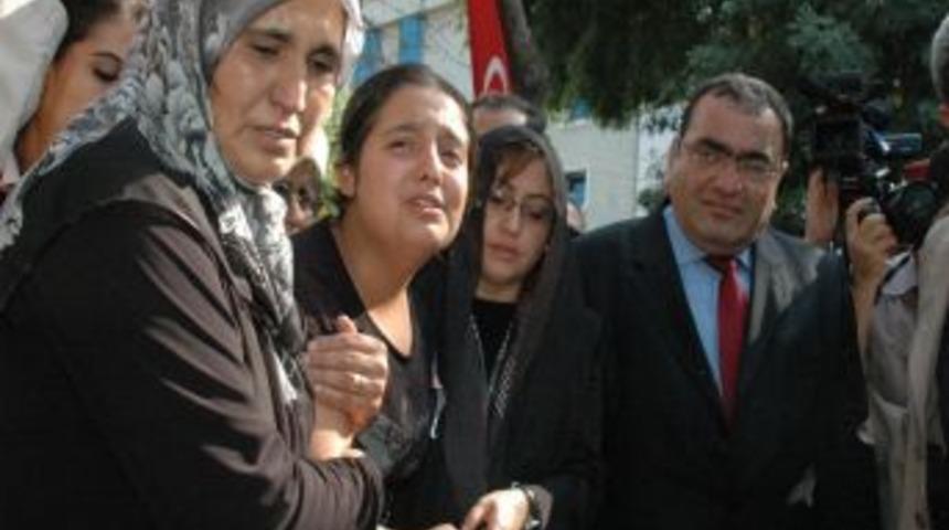 Gaziantepli şehidi annesi T&uuml;rk bayrağı, kız kardeşi asker selamıyla uğurladı