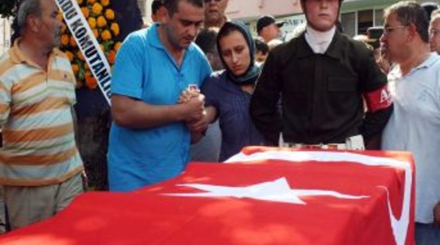 Şehit y&uuml;zbaşı &Ouml;zt&uuml;rk, Antalya&rsquo;da g&ouml;z yaşları i&ccedil;erisinde toprağa verildi