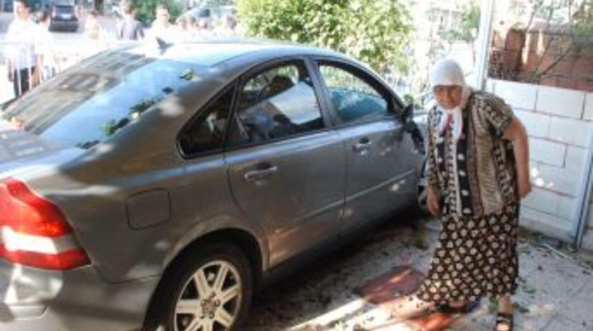 Demir parmaklıkları yıkan otomobil, evin bah&ccedil;esine girdi