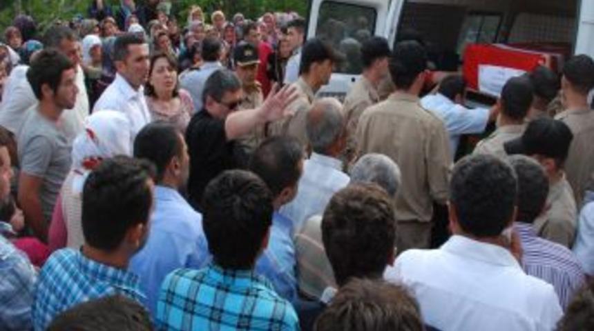 Ereğli şehidini bağrına bastı