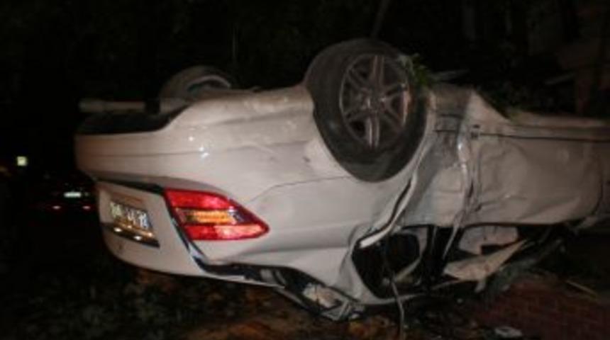 Virajı alamayan l&uuml;ks otomobil ağaca &ccedil;arparak takla attı