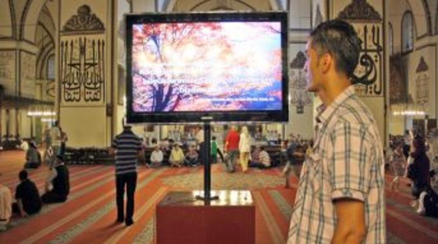 Ulucami&rsquo;de ayet ve hadisler LCD ekranlara yazılıyor