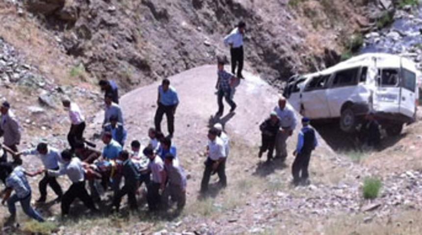 Minib&uuml;s dereye u&ccedil;tu; 3 &ouml;l&uuml;, 10 yaralı