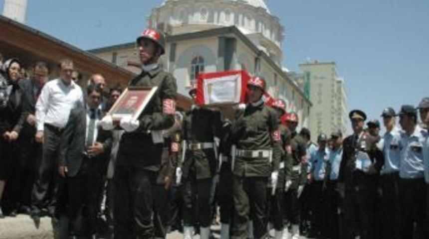 Şehidin 3 kız kardeşi asker kıyafeti giydi, anne &lsquo;3 askerim daha var&rsquo; diye feryat etti