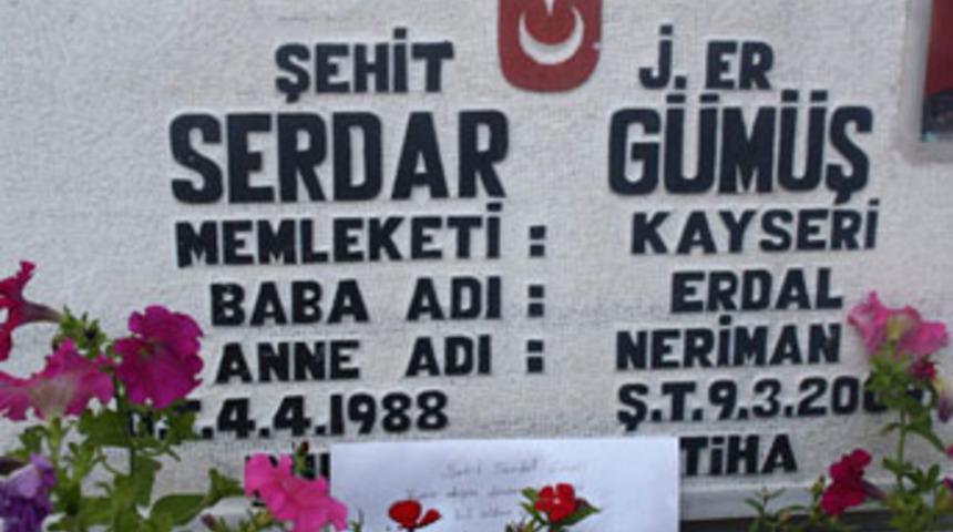 Şehit oğlunun mezarına davetiye bıraktı