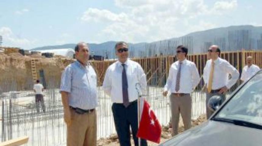 Vali &Ccedil;ift&ccedil;i, okul inşaatlarını inceledi