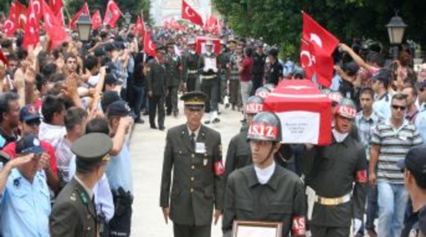 Adana iki şehidini tekbirlerle uğurladı