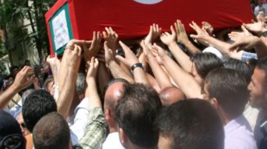 Şehit Komiser Demir'in cenazesi memleketine g&ouml;nderildi