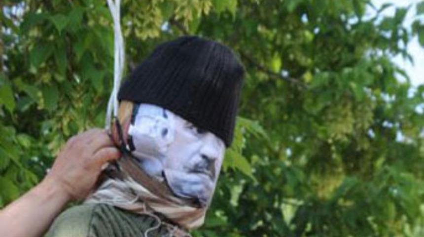 &Ouml;calan'ı asıp yaktılar