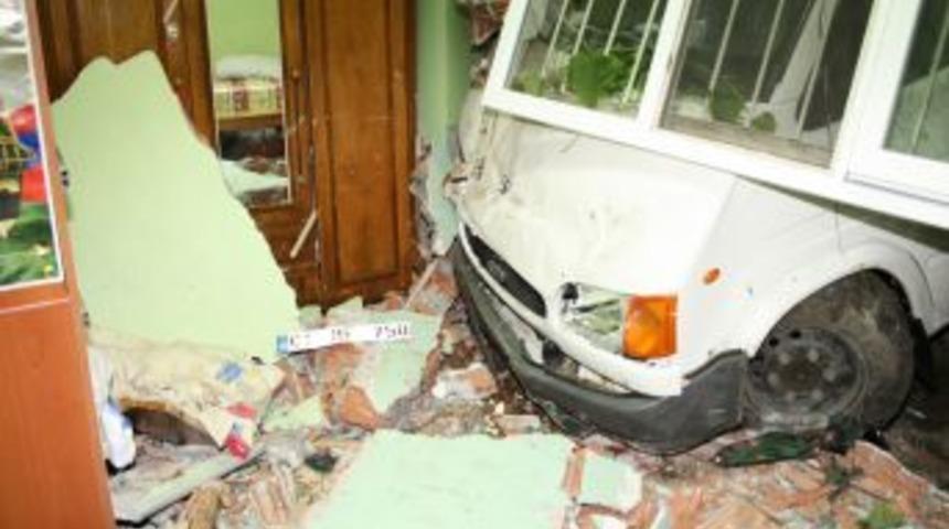 Kontrolden &ccedil;ıkan kamyonet yatak odasına girdi