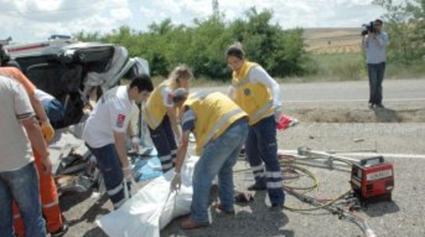 Kırşehir'de 3 ayrı trafik kazası: 3 &ouml;l&uuml; 13 yaralı